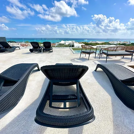 Beautiful Apt Steps From The Beach W/ Rooftop Pool